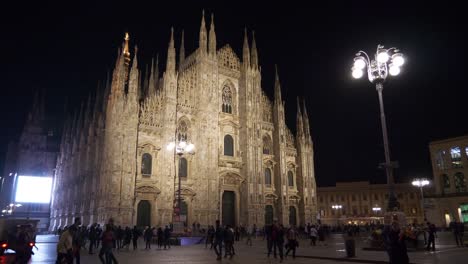nachts-beleuchtet-Mailand-Stadt-berühmte-Kathedrale-quadratische-Slow-Motion-Panorama-4k-Italien