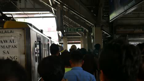 Crowd-in-Manila-train-station