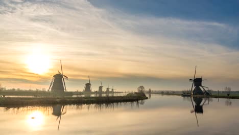 Holländische-Windmühle-Sonnenaufgang-Zeitraffer-in-Kinderdijk-Dorf-Niederlande-4K-Zeitraffer