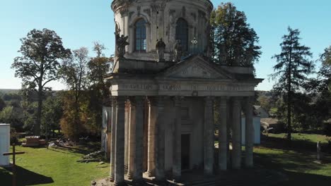 Ruinen-einer-katholischen-Kirche-mit-Steinstatuen