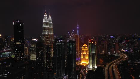 noche-iluminada-antena-centro-de-la-ciudad-de-kuala-lumpur-Malasia-panorama-4k