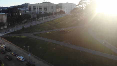 Vista-a-la-ciudad-de-San-Francisco-al-parque-de-la-ciudad-con-gente-escalofriante-sobre-la-hierba