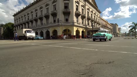 Vintage-Cuba-Taxi-coche-clásico-de-1950-americano-de-conducción-en-la-calle-de-la-ciudad-de-la-Habana,-Cuba.