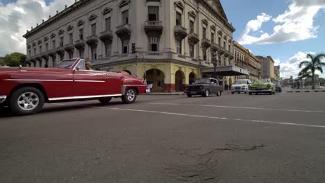 Bunte-klassische-1950-American-Vintage-kubanischen-Cabrio-Taxi-Autos-fahren-auf-der-Straße-der-Stadt-Havanna,-Kuba.