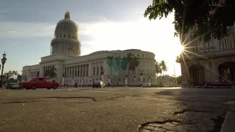 American-Vintage-clásico-paso-de-coche-en-la-hora-de-la-puesta-del-sol-resplandor-dorado-en-la-calle-de-la-Habana-Vieja,-Cuba