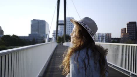 Frau-zu-Fuß-auf-die-Brücke-in-die-moderne-Stadt