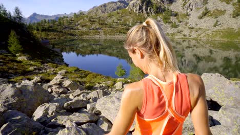 Folgen-Sie-mir-in-die-schöne-Natur,-Frau-führenden-Freund-zum-Bergsee-wandern.-Folgen-Sie-mir-zum-Konzept.-Weibliche,-männliche-Hand,-führte-ihn-zum-Bergsee-hält.-Folgende-Sicht