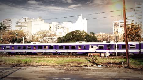 Tren-llegando-a-estación-antigua-en-Buenos-Aires,-Argentina.