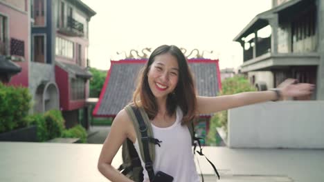 Asiatischen-Backpacker-Frau-glücklich-Reisen-in-Peking,-China,-fröhlich-schöne-junge-Teenager-Blogger-weiblich-zu-Fuß-in-Chinatown.-Lebensstil-Rucksack-Tourist-Reisen-Urlaub-Konzept.