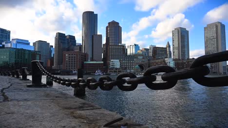 Zeitvorfahrt-der-Skyline-des-Finanzviertels-von-Boston,-vom-Seaport-aus-über-Boston-Harbor