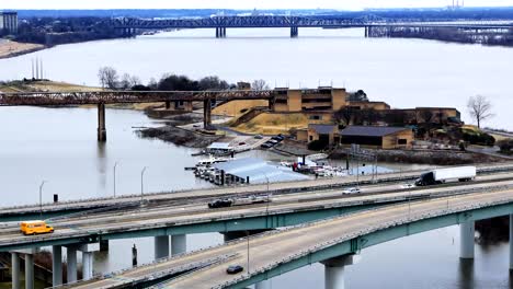 Timelapse-an-der-Brücke-über-den-Mississippi-bei-Memphis,-Tennessee