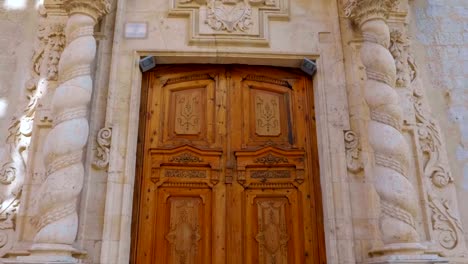 Hermosa-iglesia-antigua-con-columnas-retorcidas,-una-fachada-decorada-ornamentada