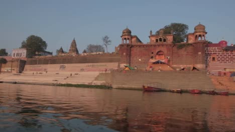 Varanasi,-en-las-orillas-de-ganga,-es-la-capital-espiritual-de-la-India-para-los-hindúes