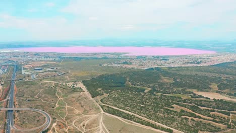 Panorámica-vista-aérea-de-vídeo-de-las-Salinas,-de-color-brillante-lugar-famoso-Lago-Rosa.-Costa-de-la-ciudad-de-Torrevieja-y-el-mar-Mediterráneo.-Costa-Blanca.-Provincia-de-Alicante.-España