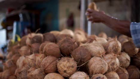 Kokosnüsse-auf-dem-traditionellen-Markt-in-Indonesien-zu-verkaufen