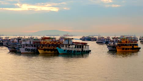 Boote-auf-Mumbai-Wasser-im-Morgengrauen.-Colaba-Region-Mumbai,-Maharashtra,-Indien.