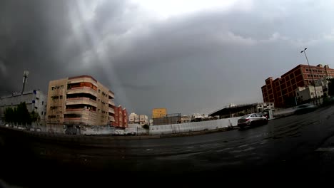 guillaume-nubes-de-lluvia-y-fuerte-en-carretera-asfaltada