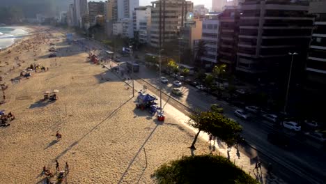 Luftaufnahmen-aus-den-Favelas:-Aerial-dich-von-Leblon-Ipanema-beach-in-belebten-Straße-in-Rio-de-Janeiro,-Brasilien