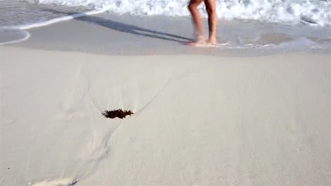 Mujer-caminando-en-la-playa