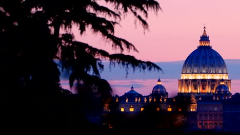 Blick-auf-den-Sonnenuntergang-von-St.-Peter\'s-Basilica-in-Rome:-Vatikan,-Christentum,-glauben,-pope