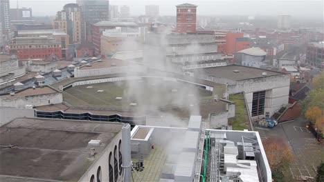 Vapor-aumenta-de-la-chimenea-en-la-cima-del-horizonte-de-centro-de-la-ciudad-de-Birmingham