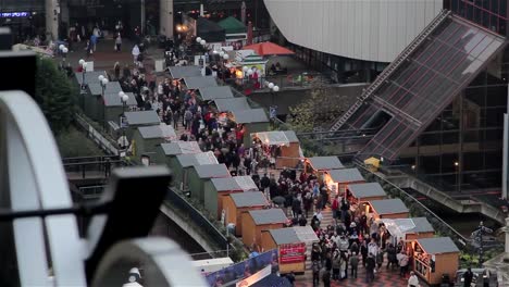 Geschäftiger,-deutscher-Weihnachtsmarktstand-in-Birmingham-Vogelperspektive