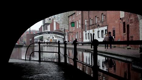 Vista-ambiental-poca-atención-baranda-puente-del-Canal-de-Broad-Street-de-Birmingham