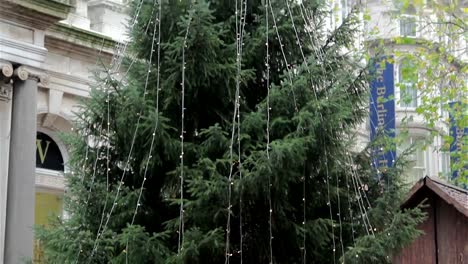 Weihnachtsbaum-Schrägansicht-auf-anstrengenden-Birmingham-High-Street-mit-Weihnachten-Lichter