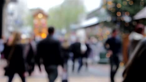 Gran-Anonymous-Crowd-concurrido-puesto-de-mercado-navideño-alemán-de-luces-de-Navidad-Establos