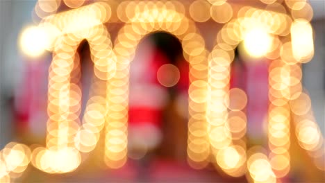 Spinning-Santa-und-Weihnachten-Lichter-Pull-Fokus-auf-deutscher-Weihnachtsmarktstand-in