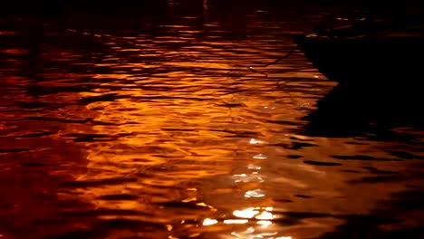 Boote-in-der-wunderschönen-Beleuchtung-am-Varanasi-Ghats-am-Ganges-River