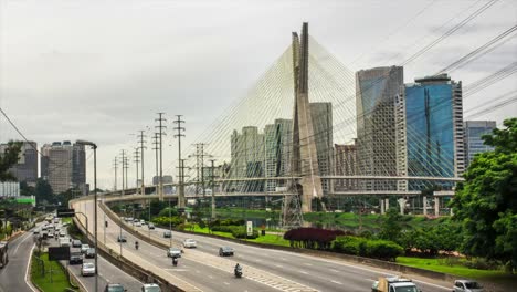 Timelapse-vista-del-tráfico-en-la-famosa-Ponte-puente-Estaiada-en-Sao-Paulo,-Brasil