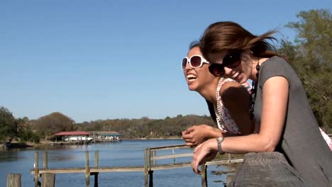 Zwei-schöne-Frauen-auf-den-boardwalk-ab.