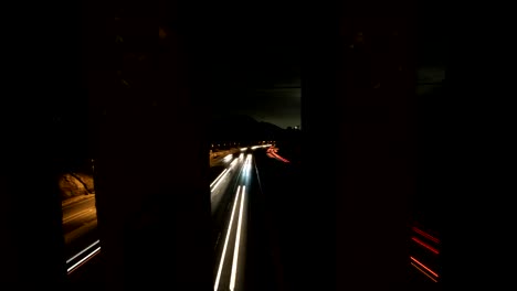 Deslizante-time-lapse-shot-a-través-del-puente-estructura-reveladora-freeway-traffic