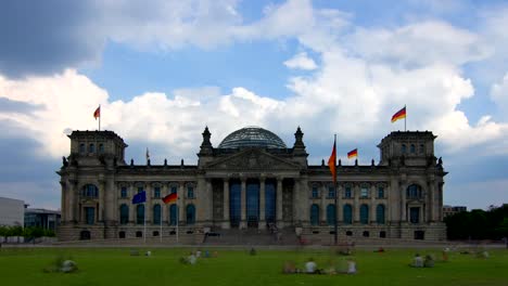 Reichstag-dunkle-Wolken-Zeitraffer