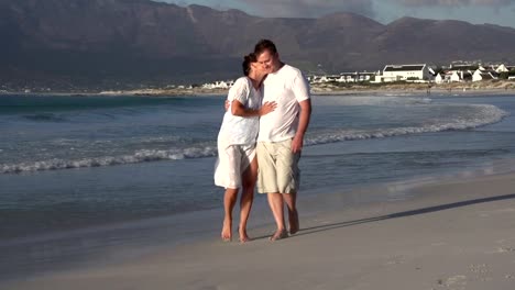 Pareja-romántica-caminando-por-la-playa,-Ciudad-del-Cabo,-Sudáfrica