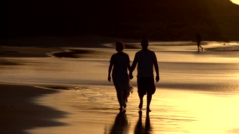 Pareja-romántica-a-lo-largo-de-la-playa-en-silueta-de-Ciudad-del-Cabo,-Sudáfrica