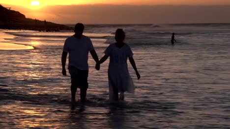 Pareja-romántica-a-lo-largo-de-la-playa-en-silueta-de-Ciudad-del-Cabo,-Sudáfrica