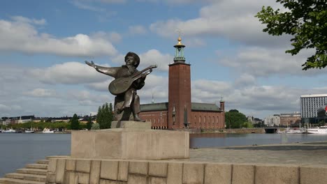 Evert-Taube-estatua-tocando-el-lute