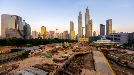 Sunrise-Time-lapse-de-construcción-con-vista-al-histórico-nacional,-las-torres-gemelas-Petronas-en-Kuala-Lumpur