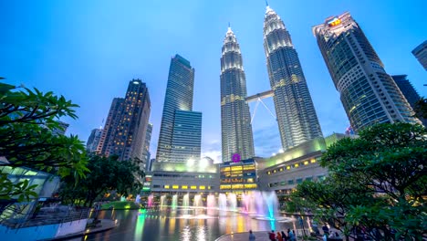 Espectacular-puesta-de-sol-en-el-centro-de-la-ciudad-de-Kuala-Lumpur-fuente-park-donde-la-rosa-y-azul-cielo-mientras-se-pone-el-sol.