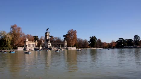 Retiro-lago-en-el-parque-frente-al-monumento-a-Alfonso-XII-en-Madrid,-España