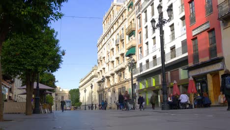 Sevilla-calle-soleada-ciudad-de-noche-de-las-líneas-de-tranvía-4-k,-España