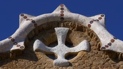 sun-light-gaudi-guell-park-building-Dach-4-k-barcelona--Spanien