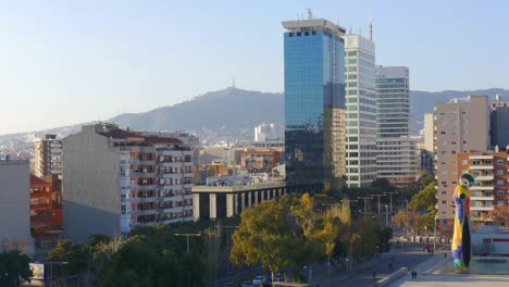 panorama-de-la-ciudad-de-barcelona-el-día-con-donà-me-ocell-joan-miró-i-ferrà-monumento-4-K-España