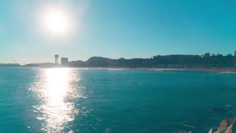 Luz-de-sol-del-mar-Mediterráneo,-la-bahía-de-4-k-lapso-de-tiempo-de-Barcelona-España