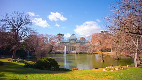 Día-soleado-estanque-con-vista-panorámica-del-Palacio-de-cristal-4-K-lapso-de-tiempo-de-España