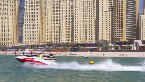 dubai-marina-verano-jbr-Paseo-en-jet-ski-playa-panorama-4-k,-Emiratos-Árabes-Unidos