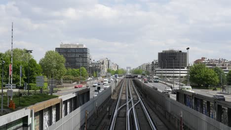 Zeitraffer-Arc-de-Triomphe-und-der-Avenue-de-La-Grande-Armée-Paris