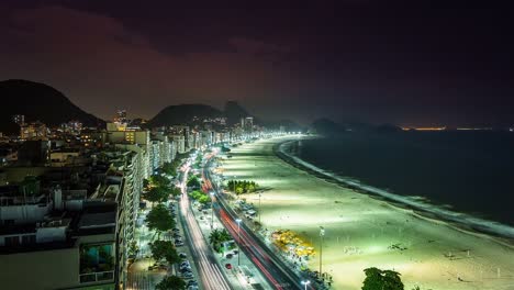 Copacabana-Beach-street-en-la-noche,-lapso-de-tiempo-de-tráfico